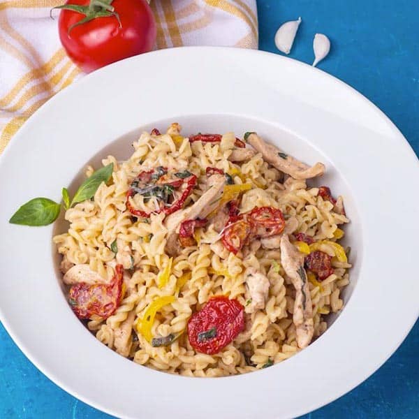 طرز تهیه ماکارونی با سس خامه