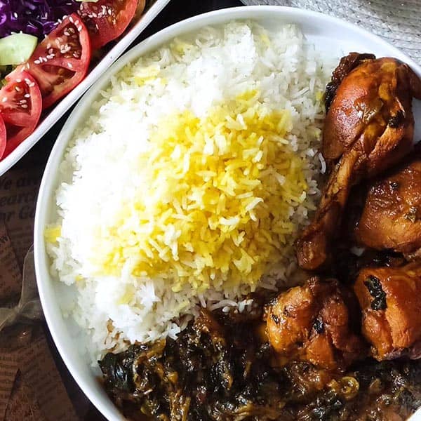 طرز تهیه مرغ اسفناج پهلو؛ دیگه مرغ مجلسیت رو ساده درست نکن!