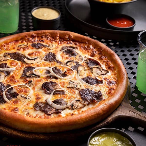 طرز تهیه پیتزا سیر استیک؛ تو خونه مثل فست فود درستش کن!
