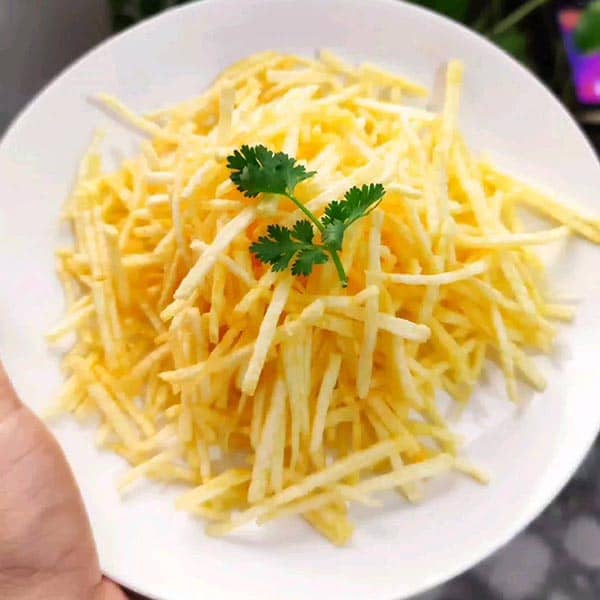 طرز تهیه سیب زمینی رشته ای سوزنی؛ برای تزیین غذا و دورچین عالیه