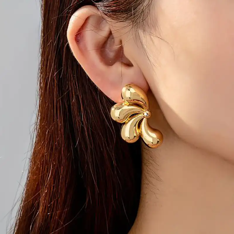 گوشواره طلا طرح گل مدرن