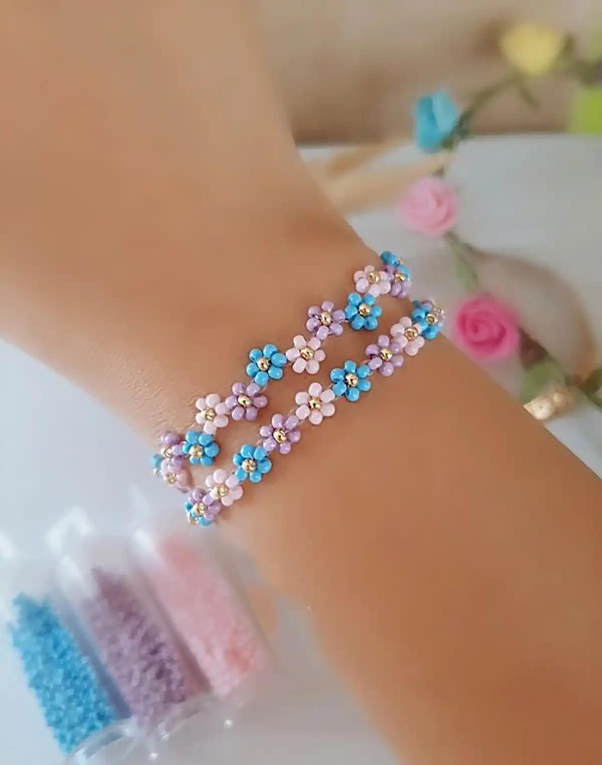 دستبند مهره ای طرح گل دخترانه