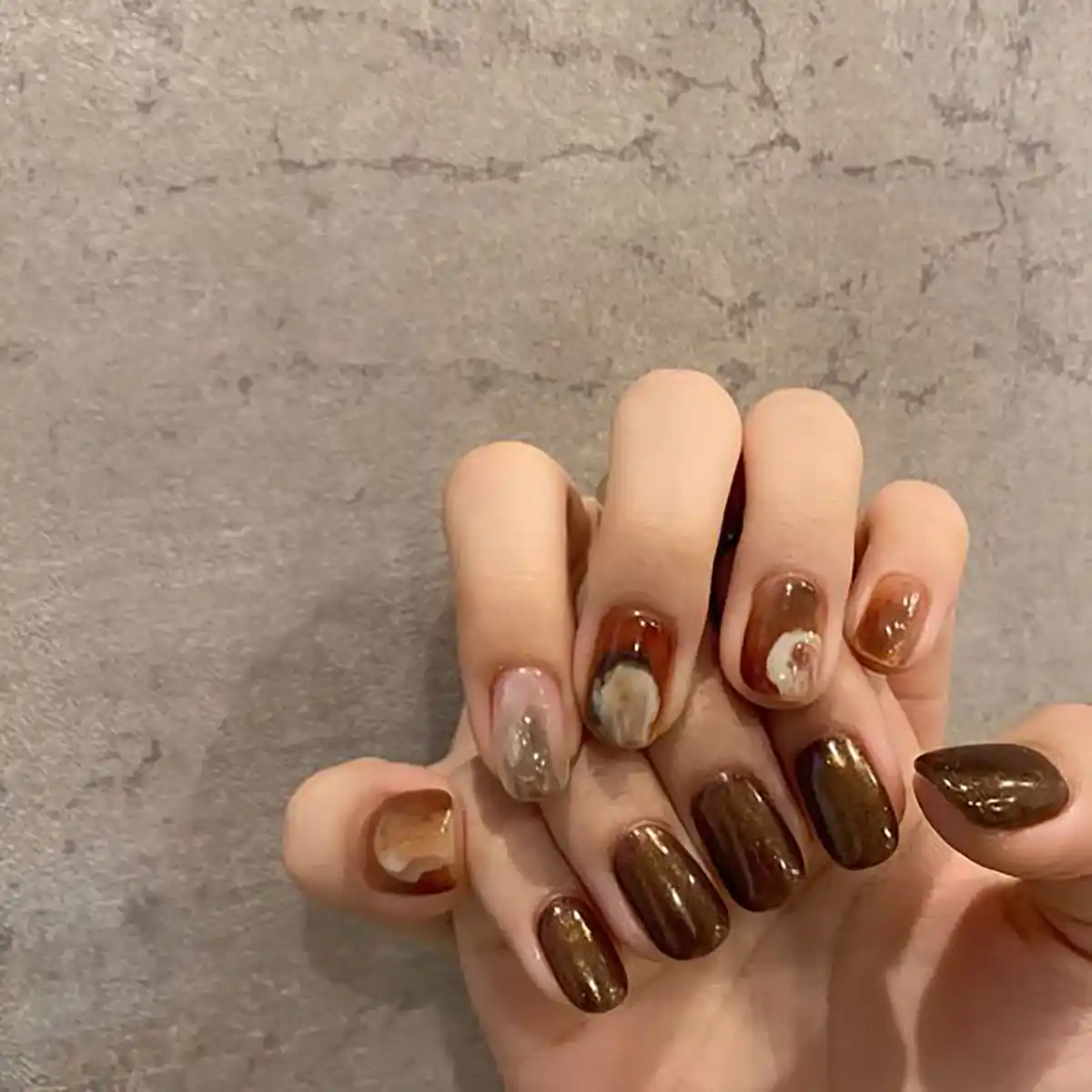 کاشت ناخن قهوه ای