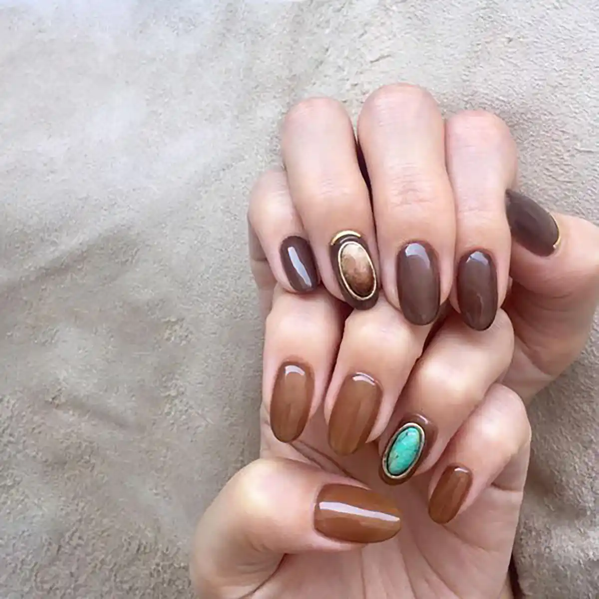 کاشت ناخن قهوه ای