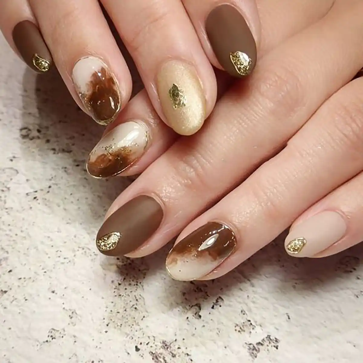 کاشت ناخن قهوه ای