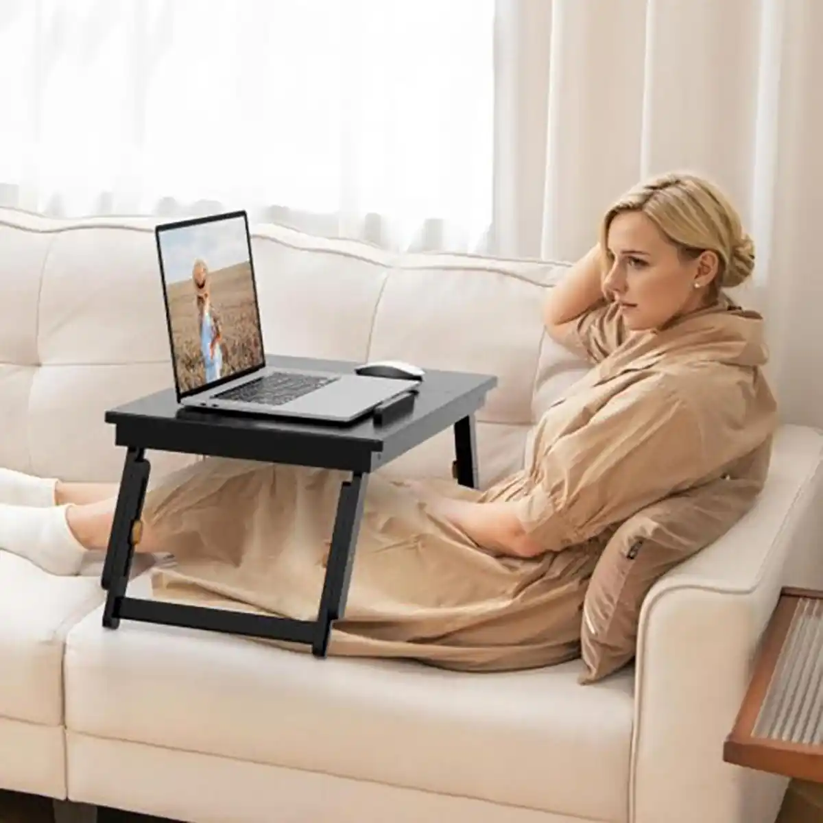 میز لپ تاپ نشسته