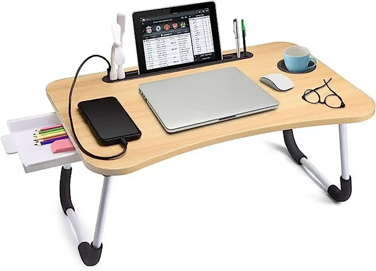 میز لپ تاپ نشسته