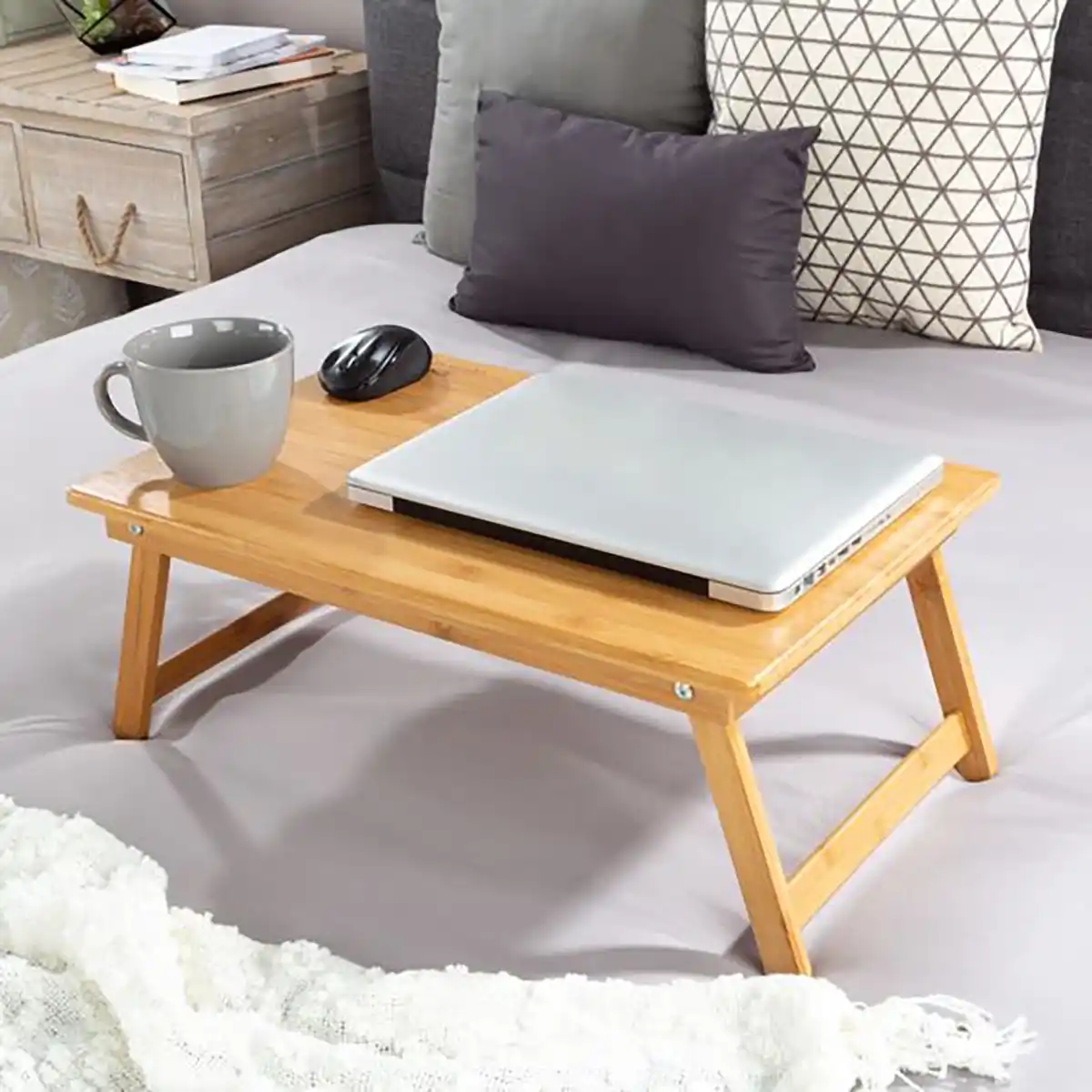 میز لپ تاپ نشسته
