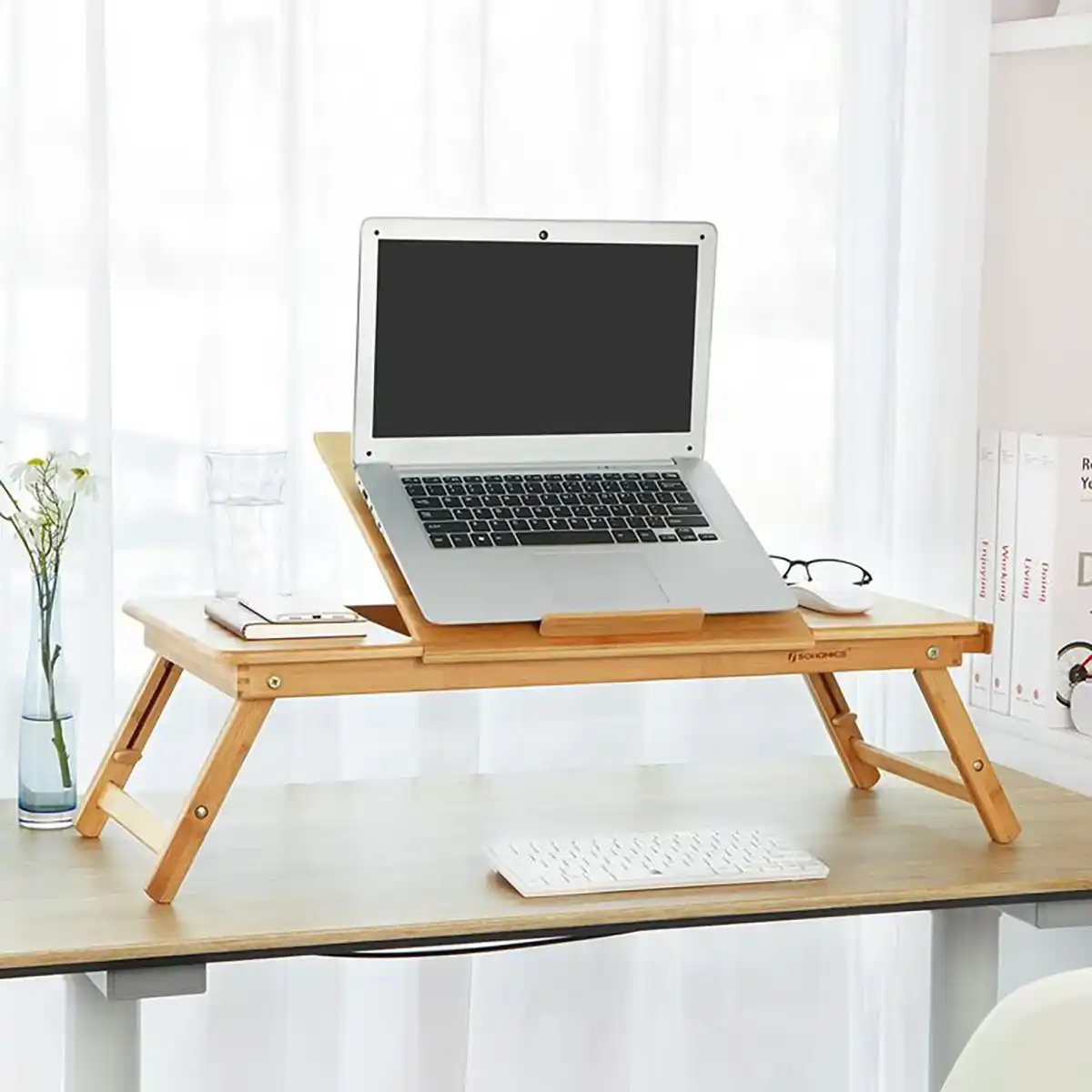 میز لپ تاپ نشسته