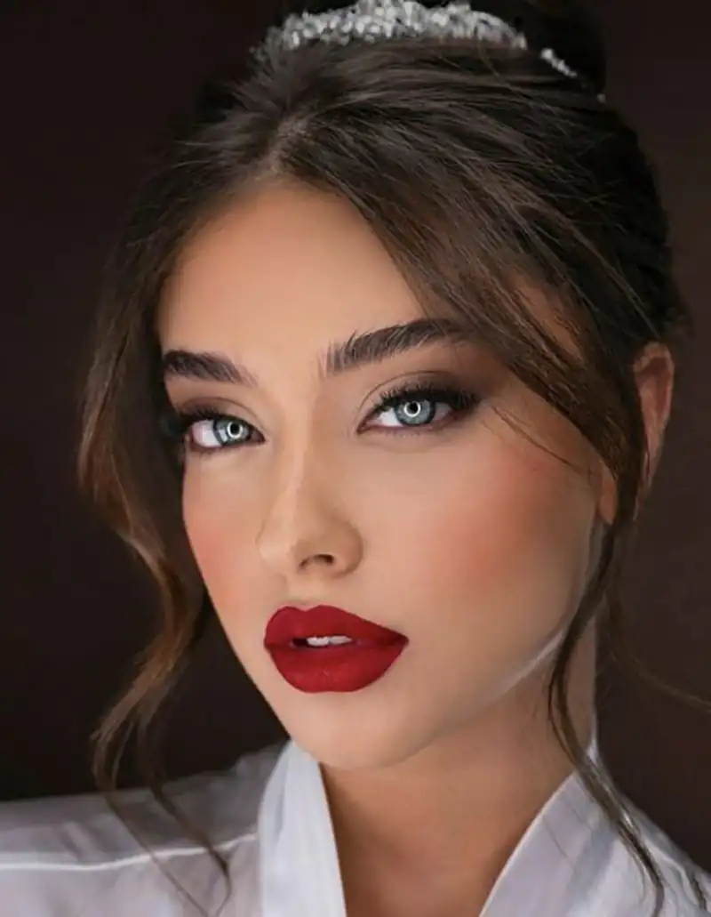 مدل آرایش عروس با رژ قرمز