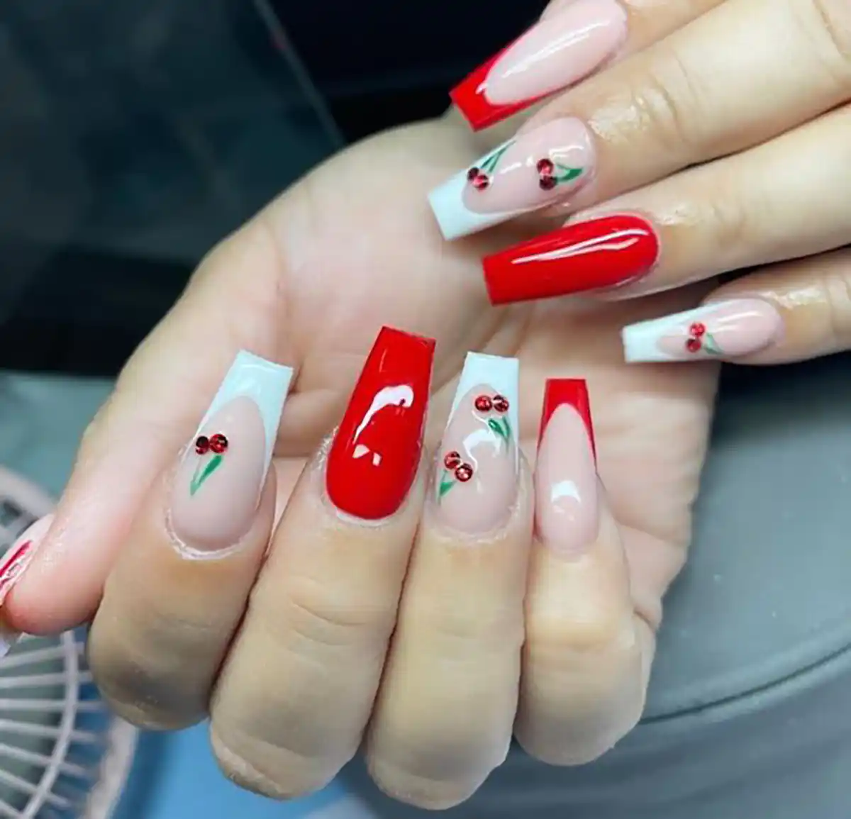 ناخن با طرح آلبالو