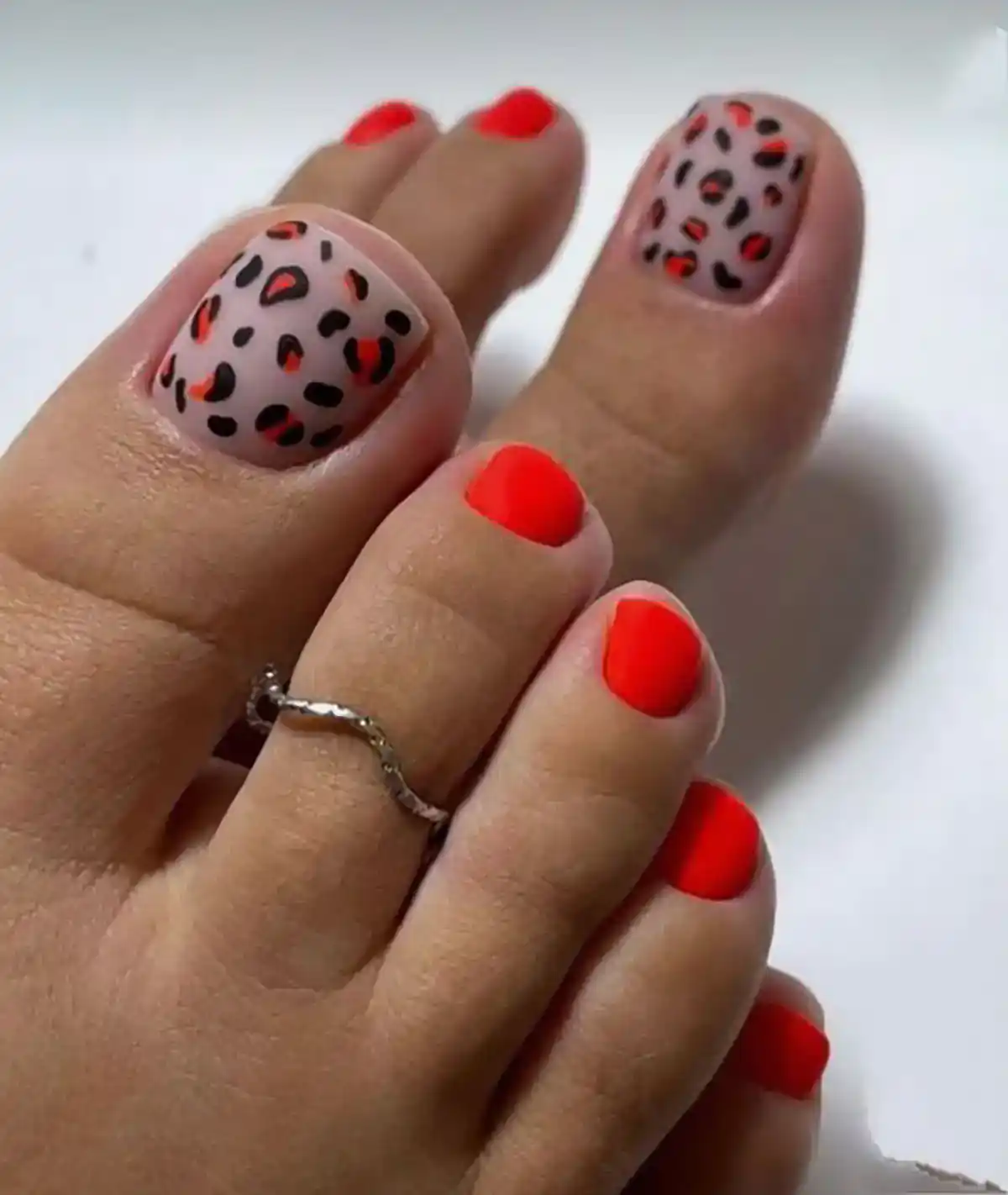 طراحی ناخن پا تابستونی