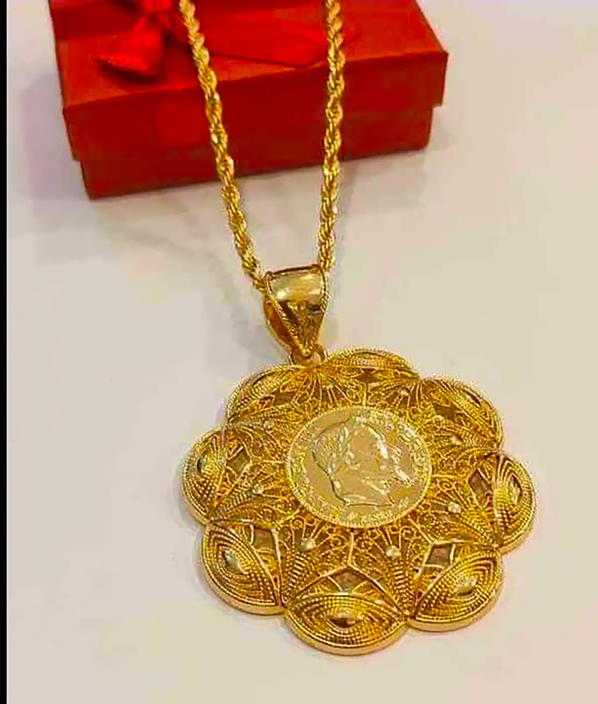 گردن آویز گل بزرگ