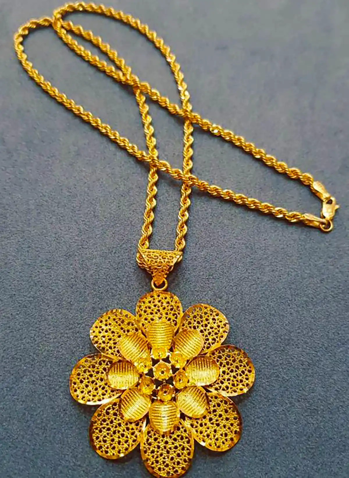 گردن آویز گل بزرگ