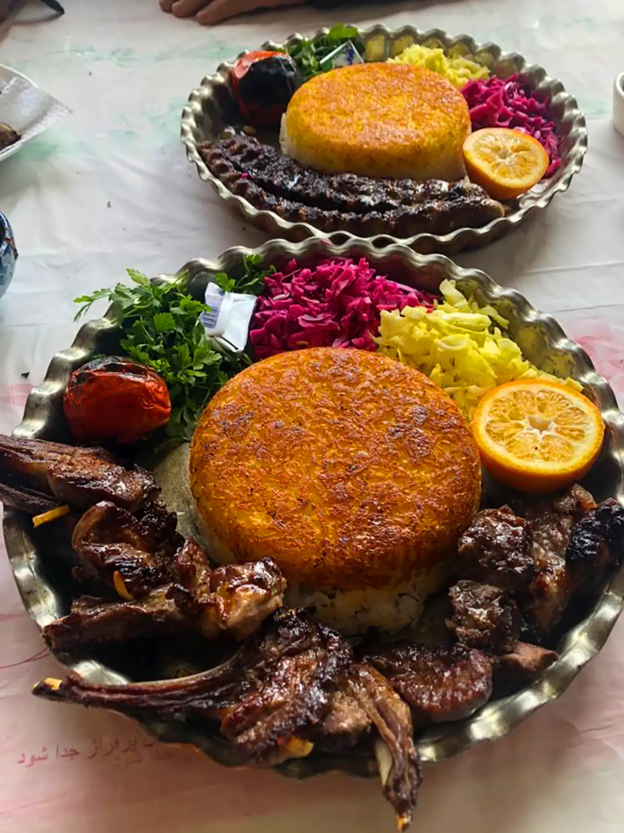 سرور رستورانی دنده کباب
