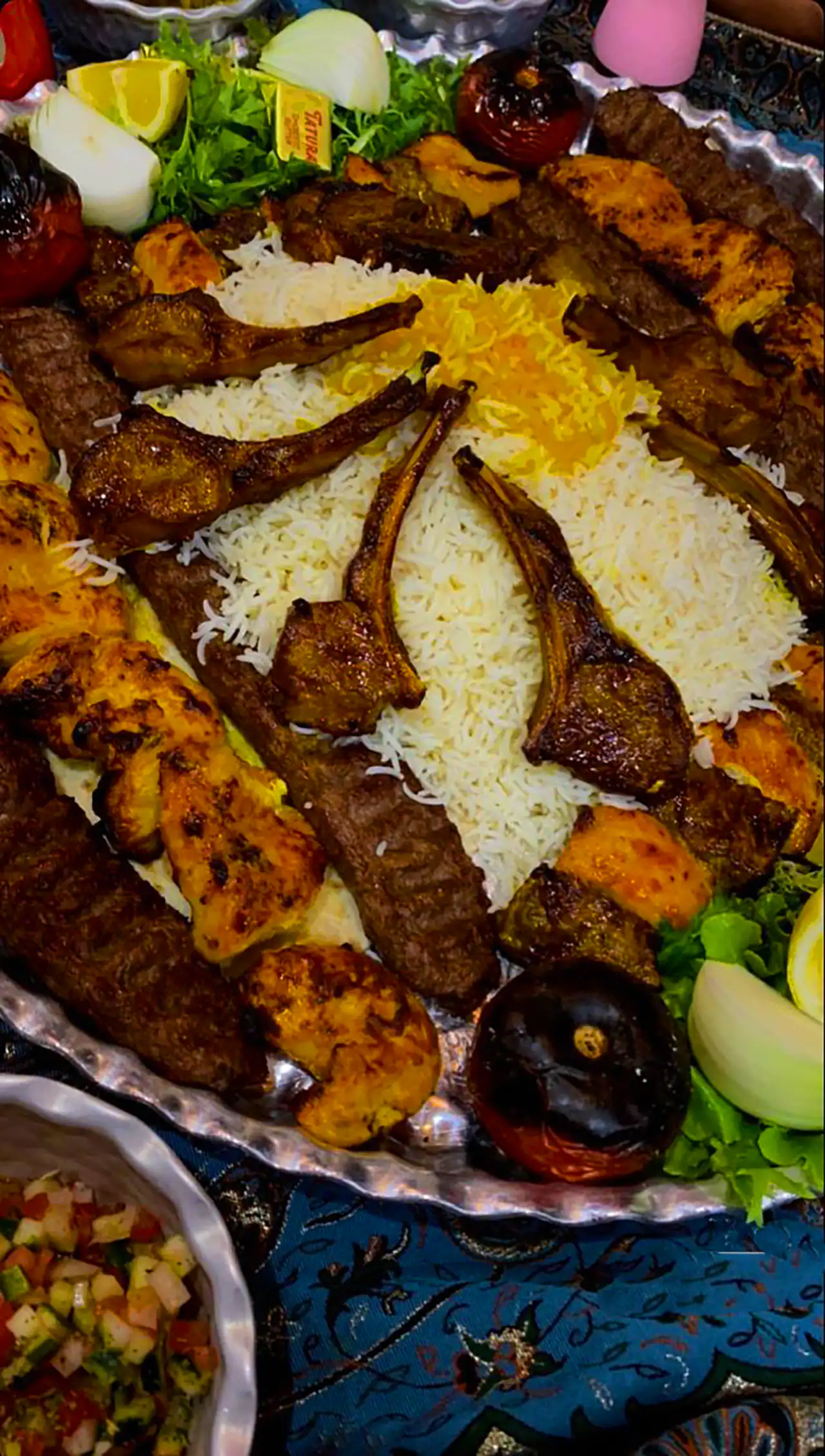 سرور رستورانی دنده کباب