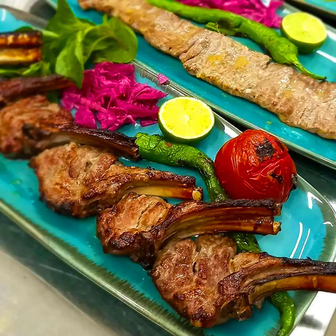 سرور رستورانی دنده کباب