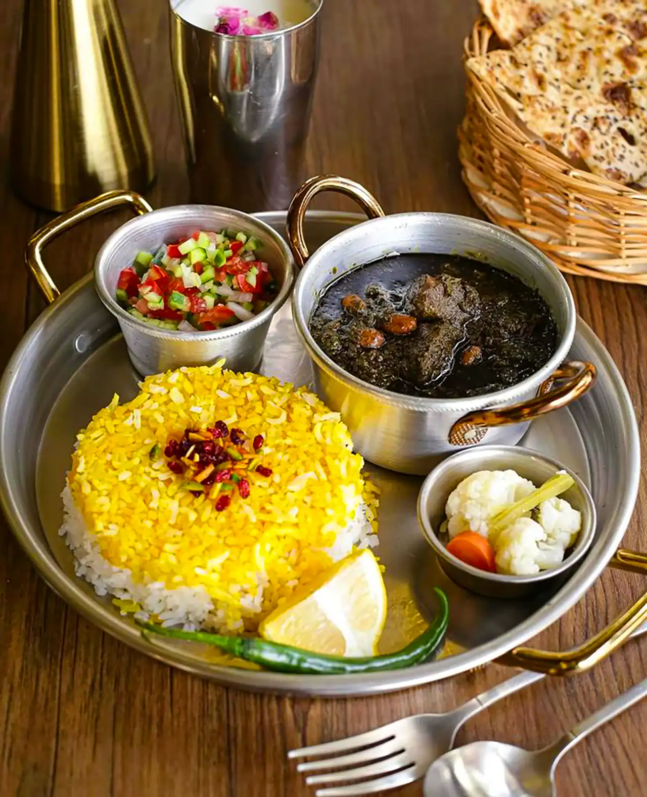 سرو خورشت قرمه سبزی ایرانی