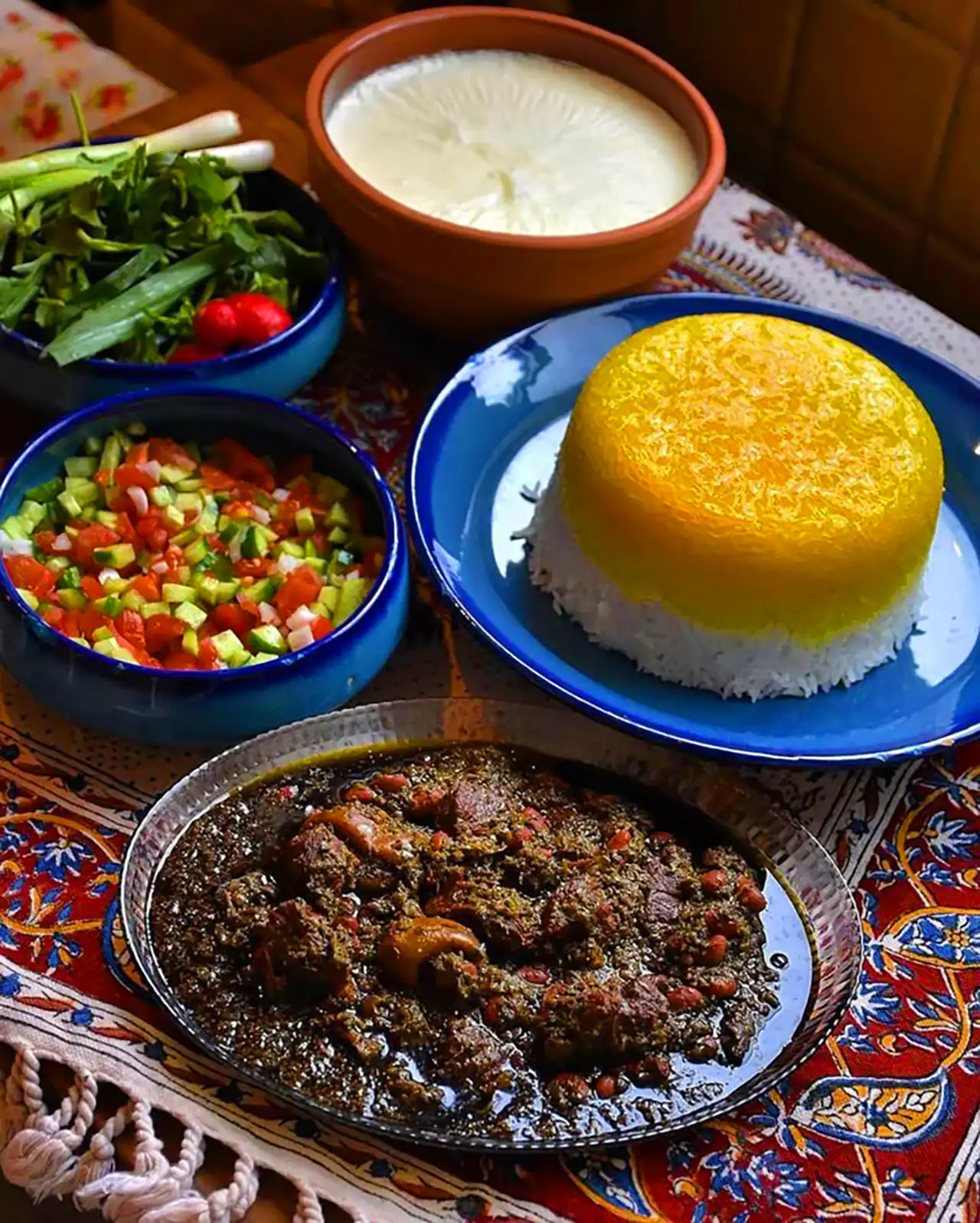 سرو خورشت قرمه سبزی ایرانی