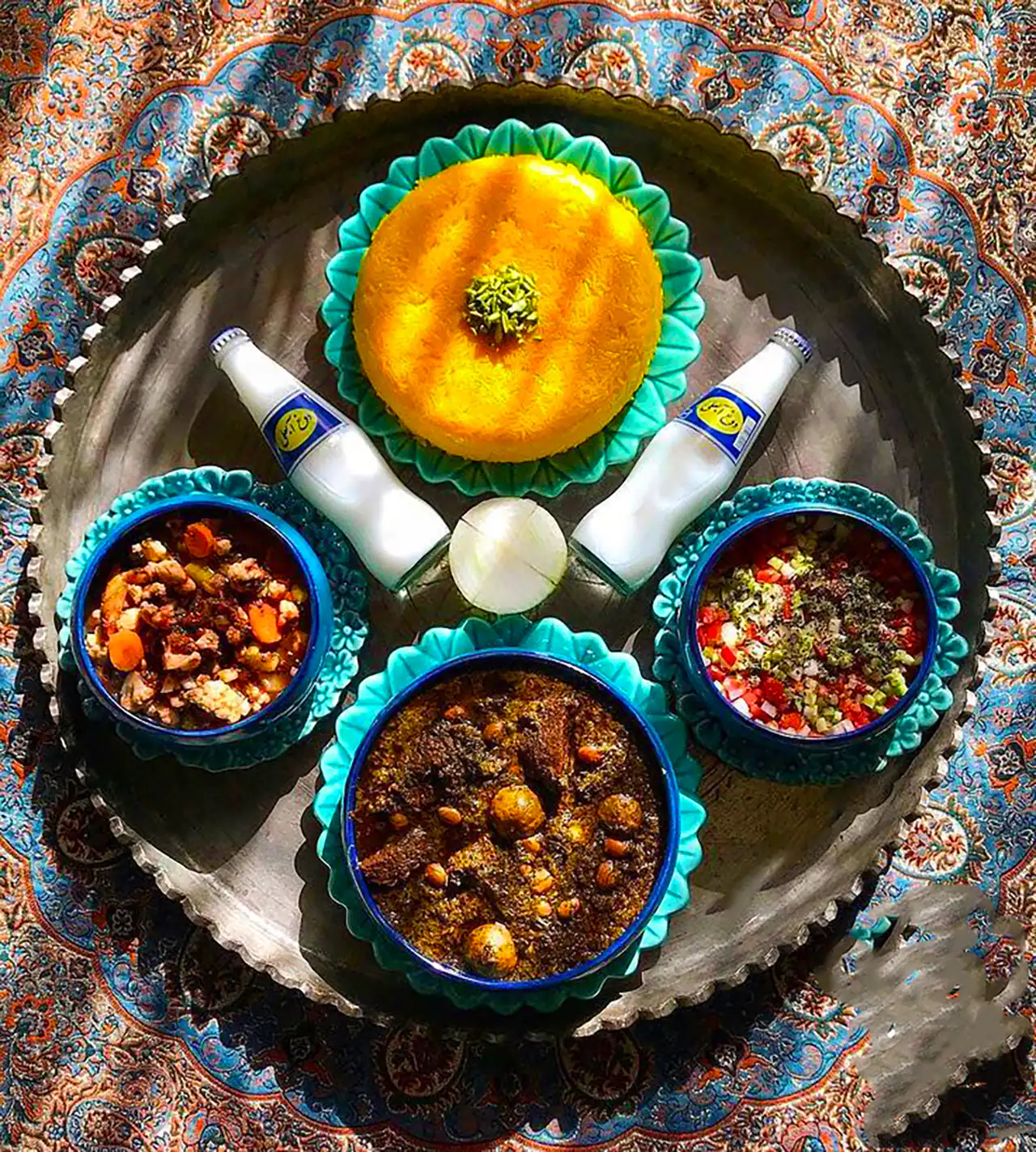 سرو خورشت قرمه سبزی ایرانی