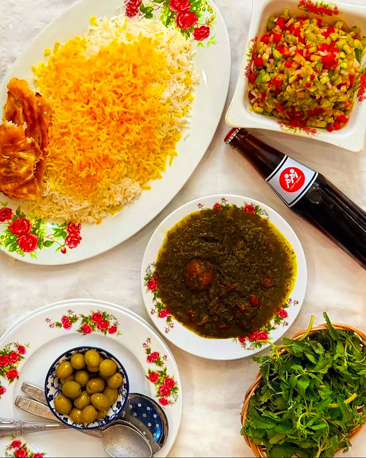 سرو خورشت قرمه سبزی ایرانی