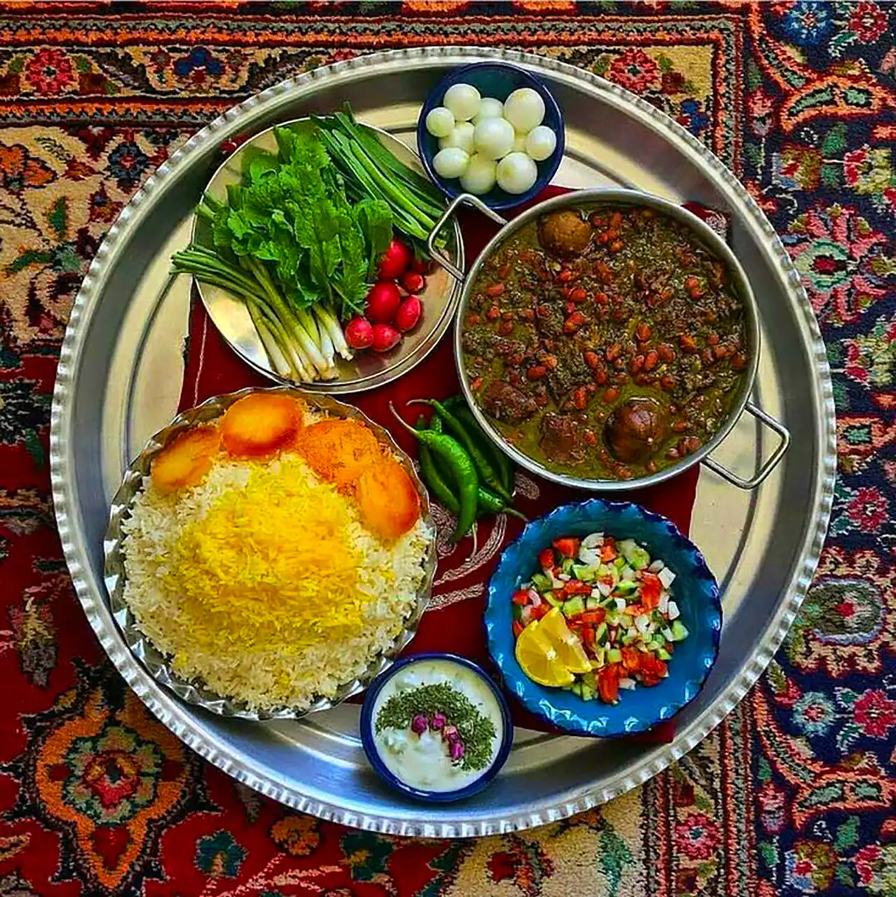 سرو خورشت قرمه سبزی ایرانی