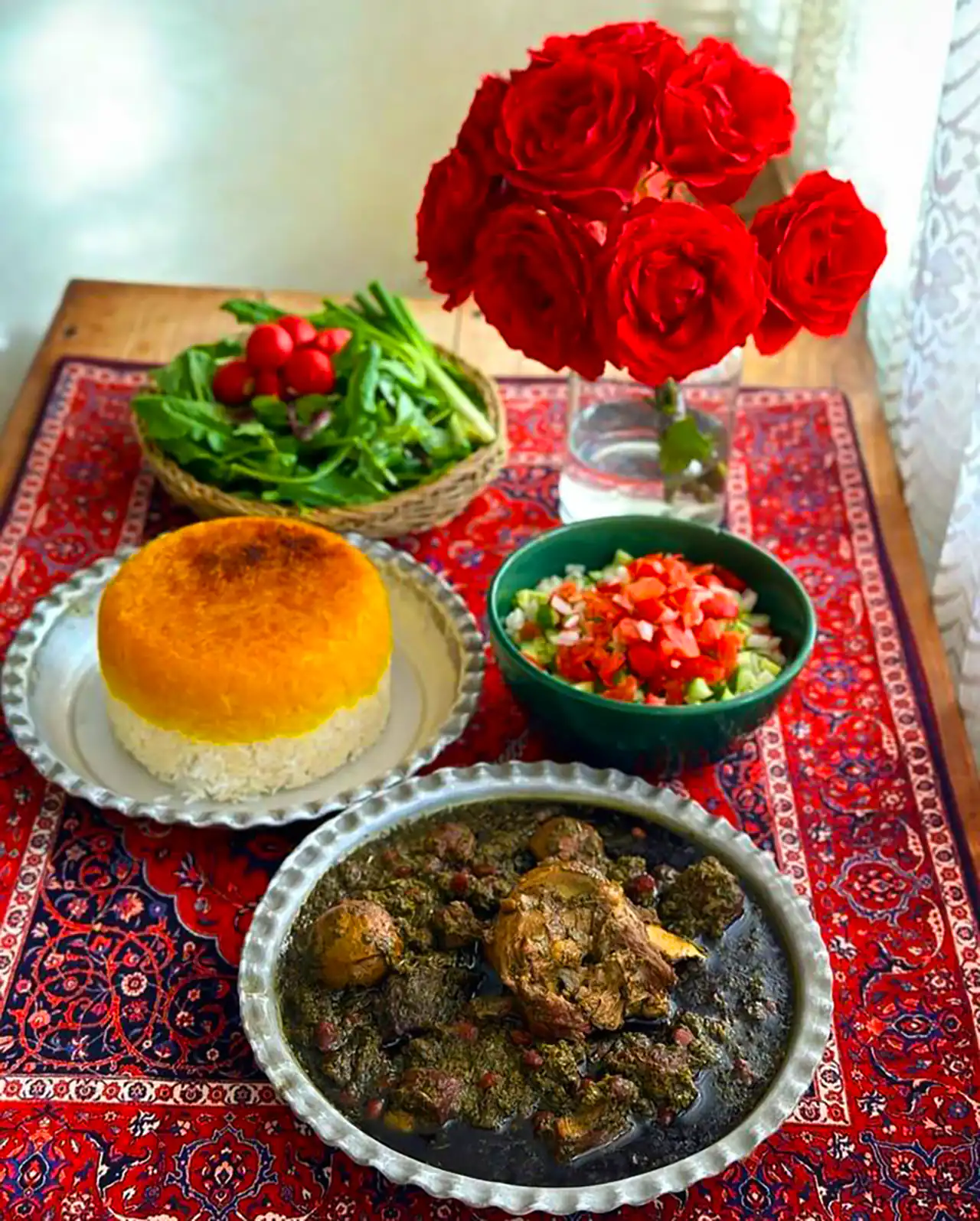 سرو خورشت قرمه سبزی ایرانی