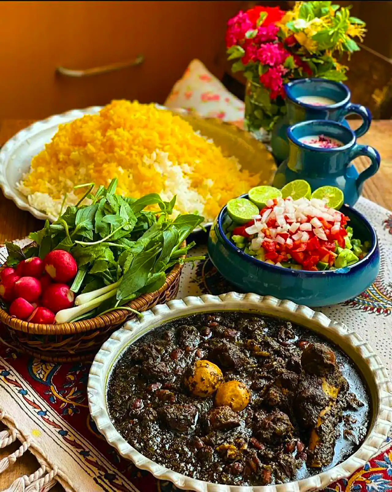 سرو خورشت قرمه سبزی ایرانی
