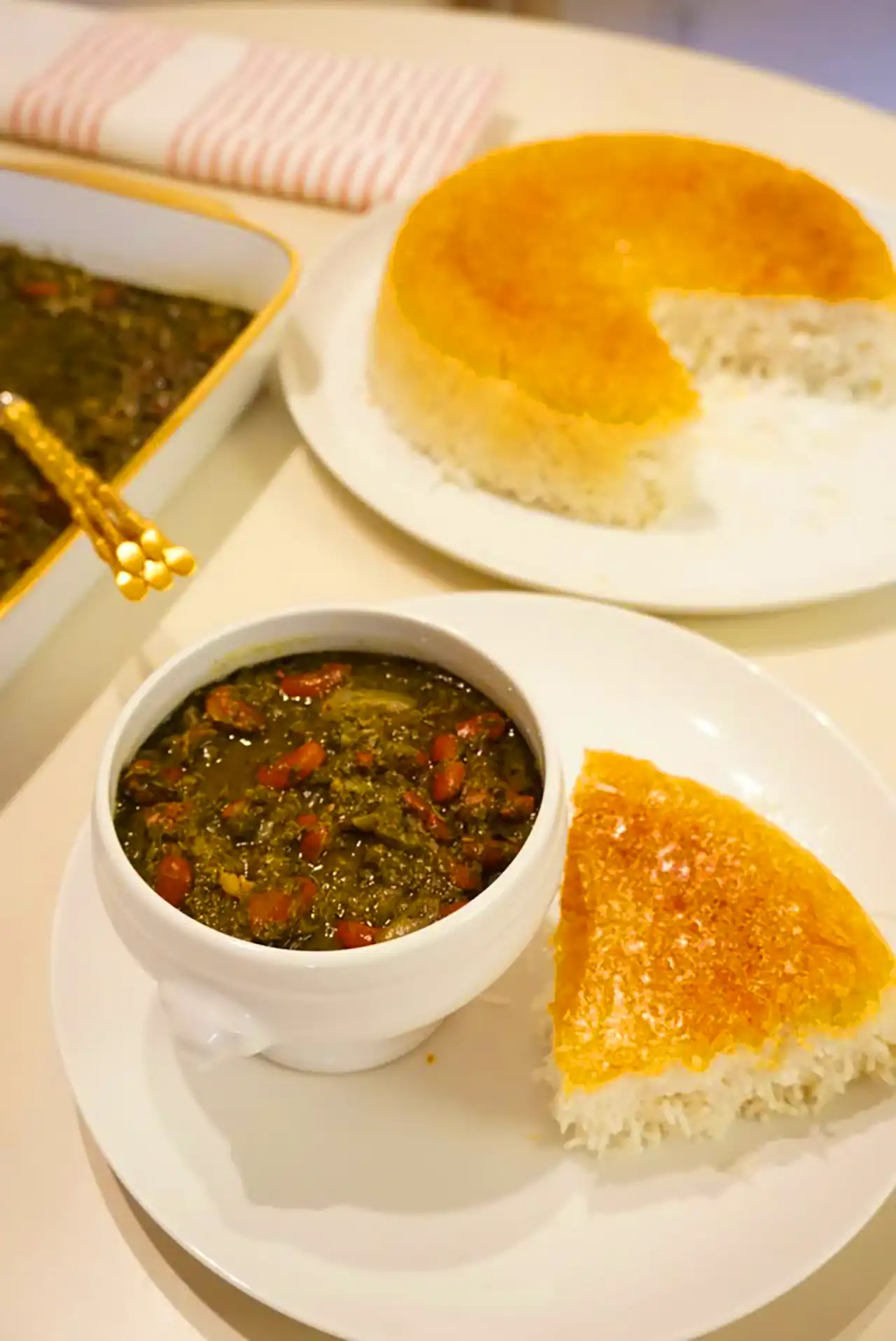 سرو خورشت قرمه سبزی ایرانی