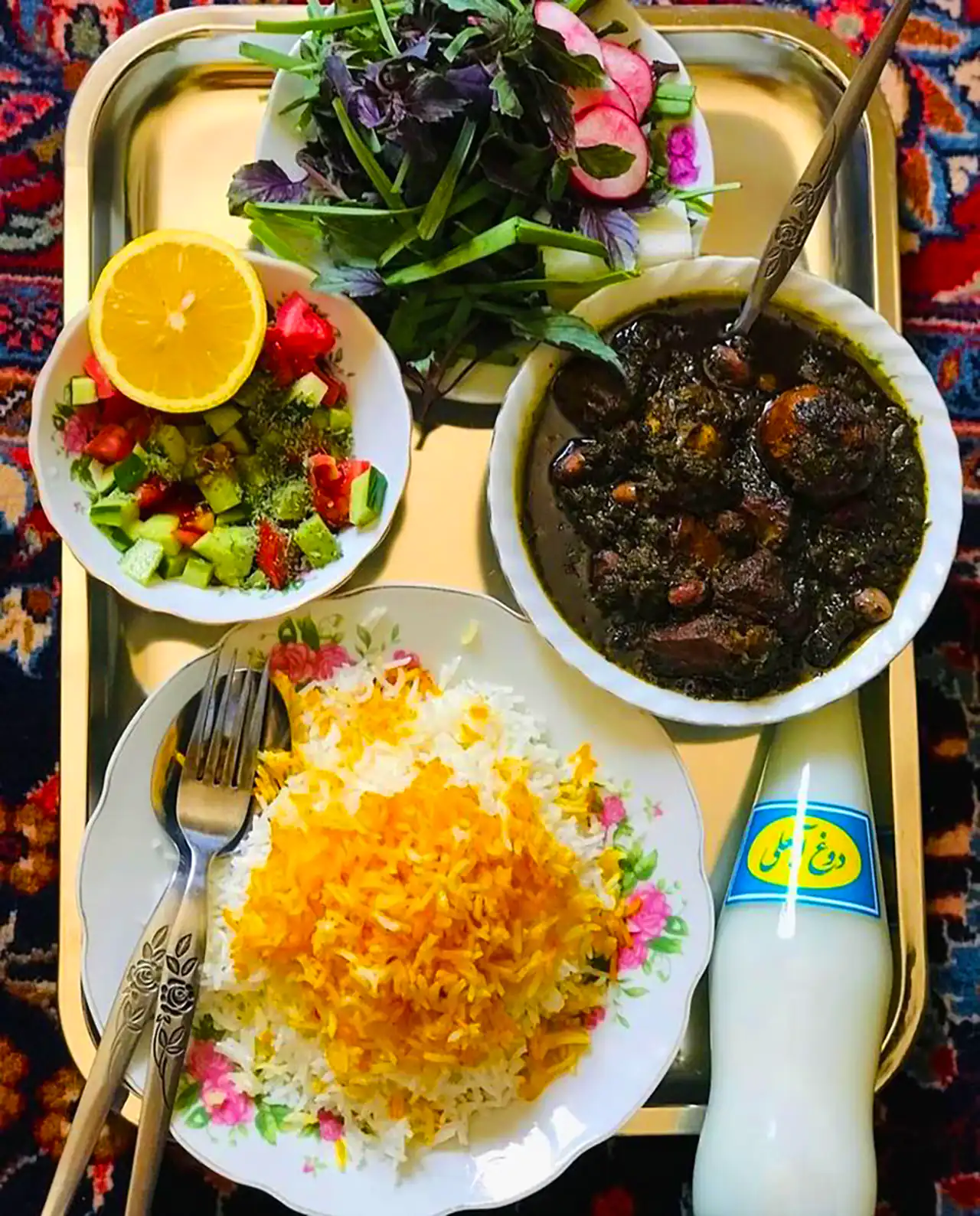 سرو خورشت قرمه سبزی ایرانی