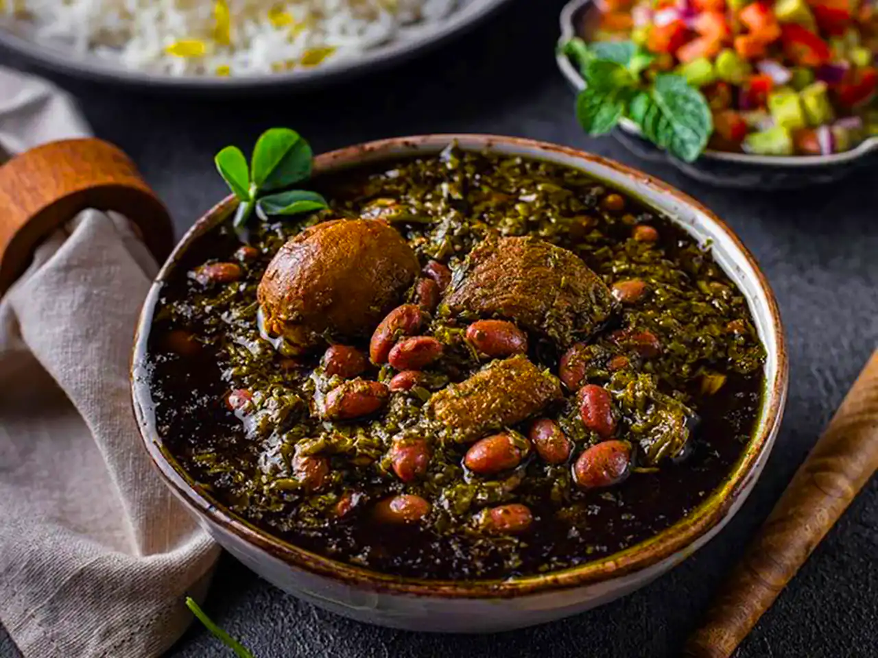 سرو خورشت قرمه سبزی ایرانی