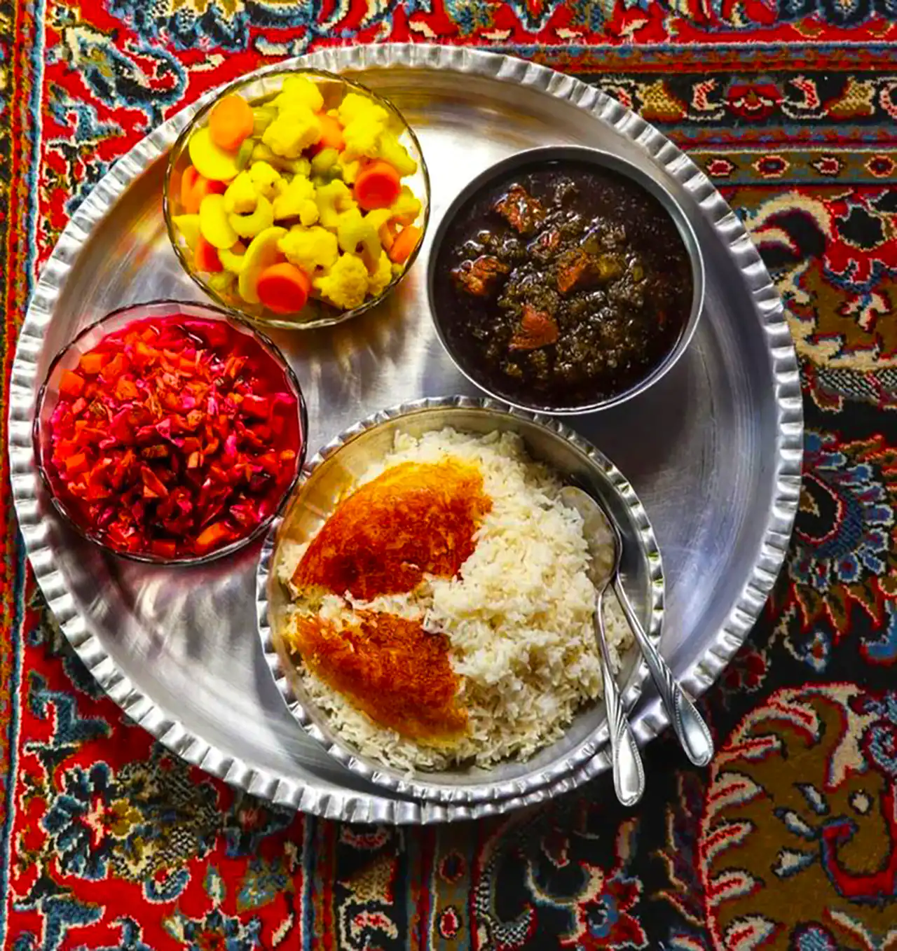 سرو خورشت قرمه سبزی ایرانی