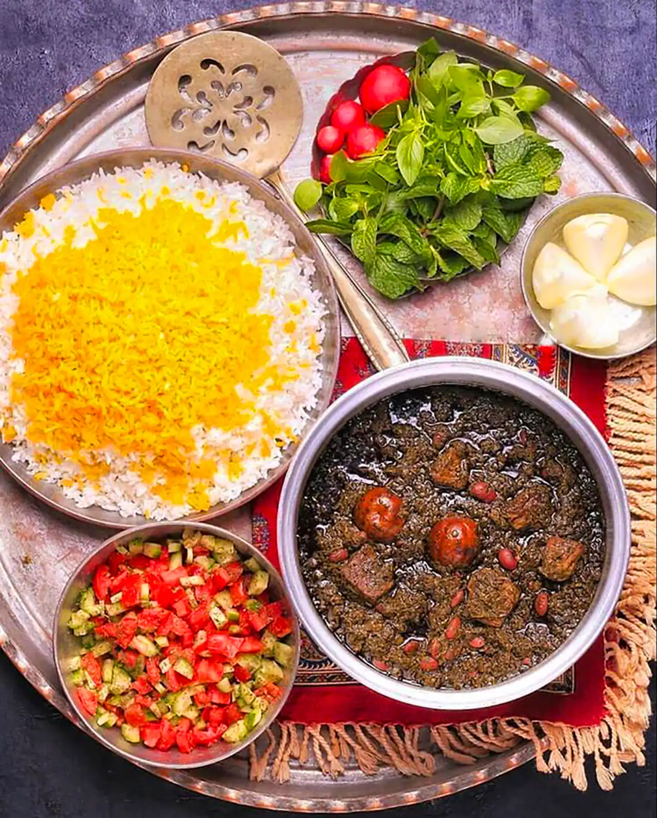 سرو خورشت قرمه سبزی ایرانی
