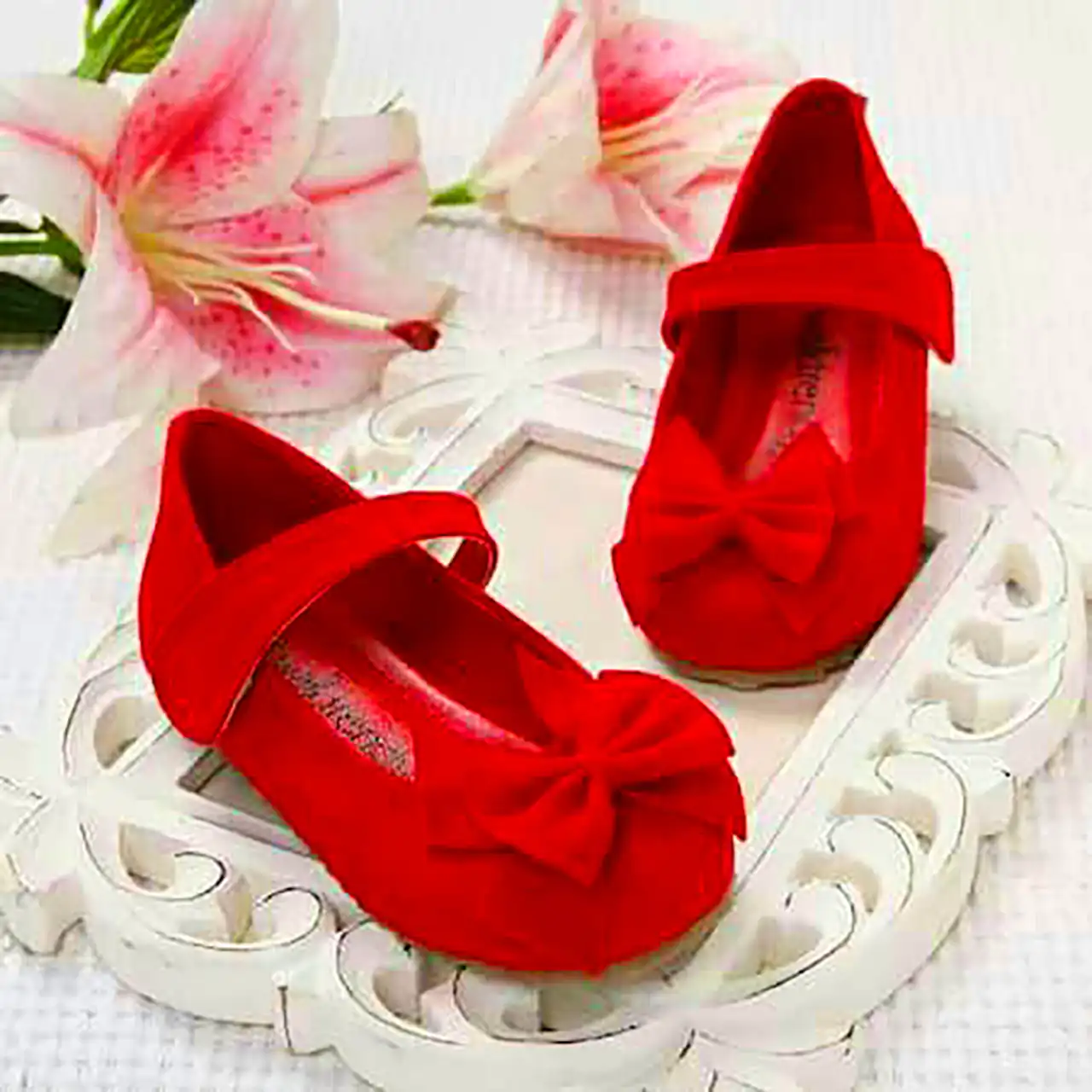 کفش عروسکی قرمز بچگانه