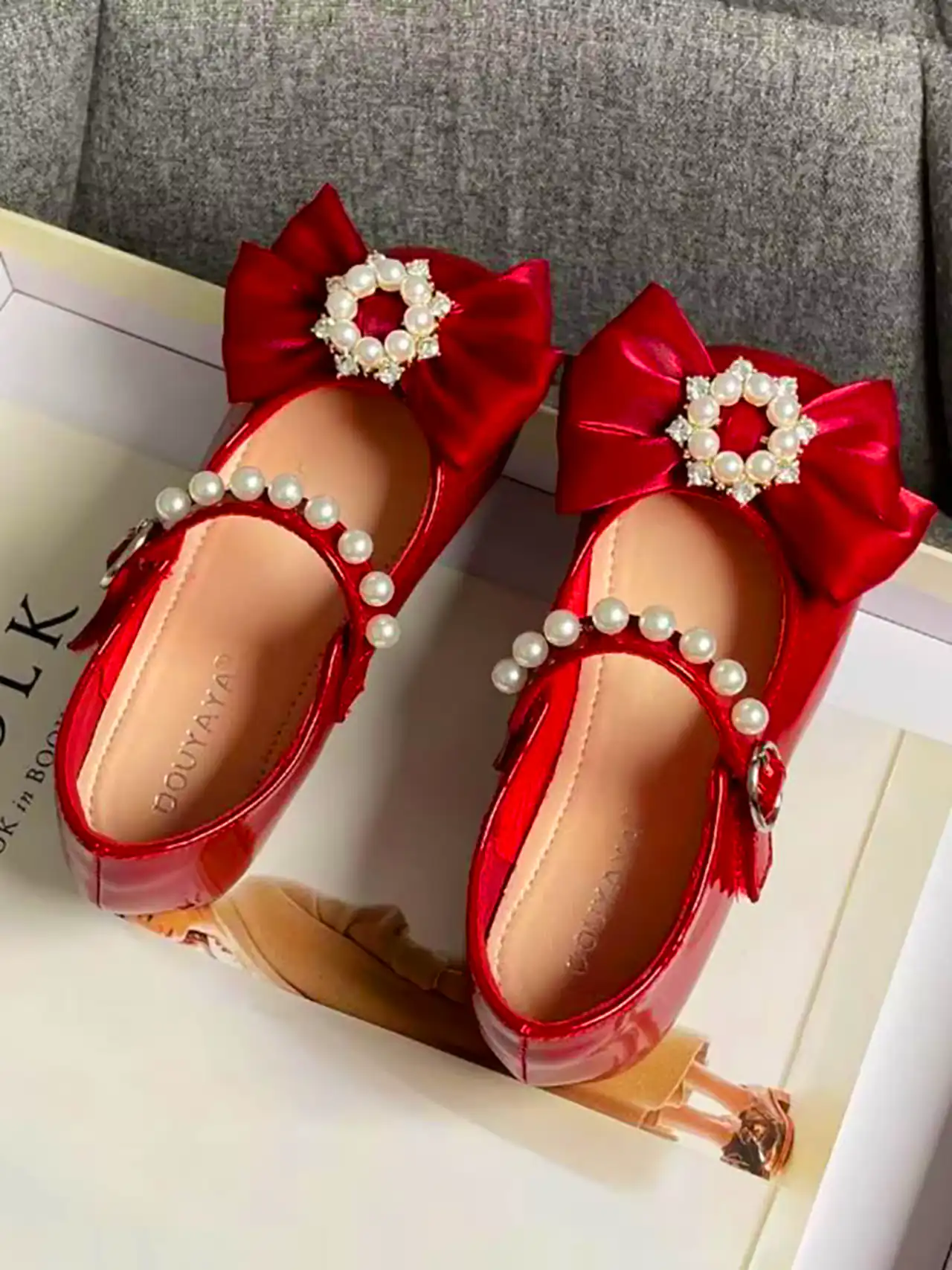 کفش عروسکی قرمز بچگانه