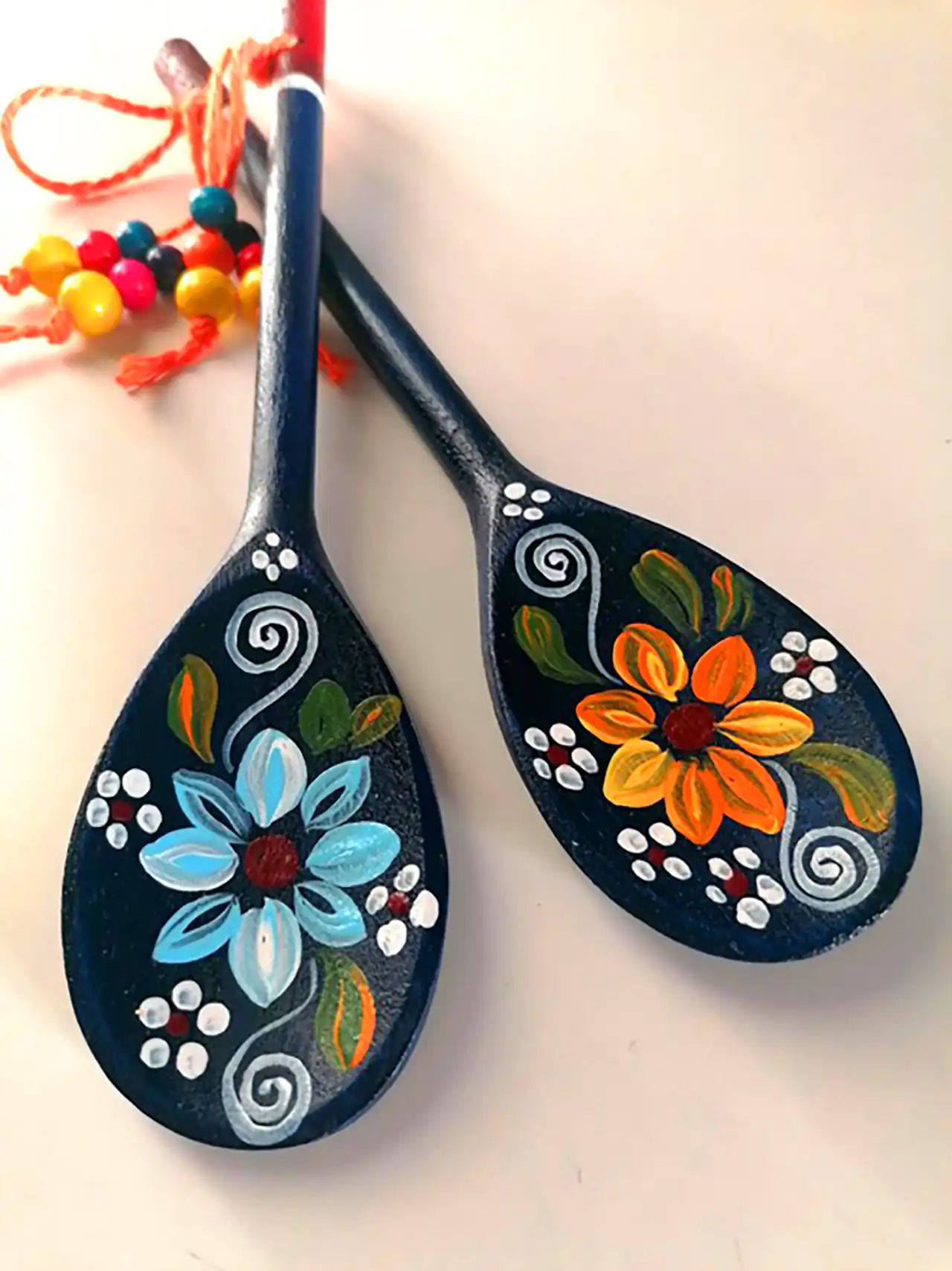 طراحی خلاقانه روی قاشق چوبی 