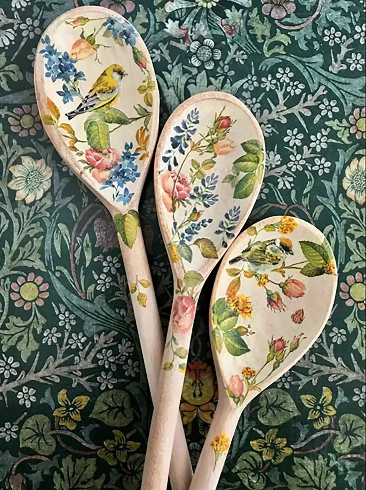 طراحی خلاقانه روی قاشق چوبی 